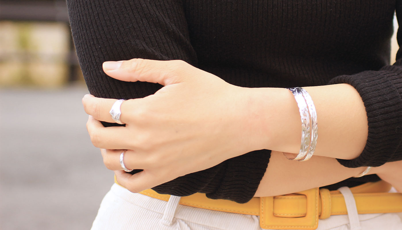 冬にリングをつけた女性