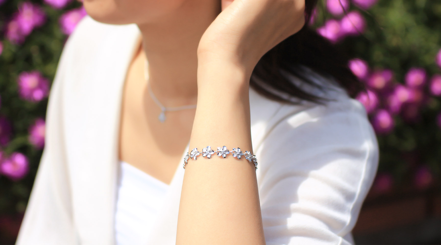 プルメリアブレスレットを身に着けた女性