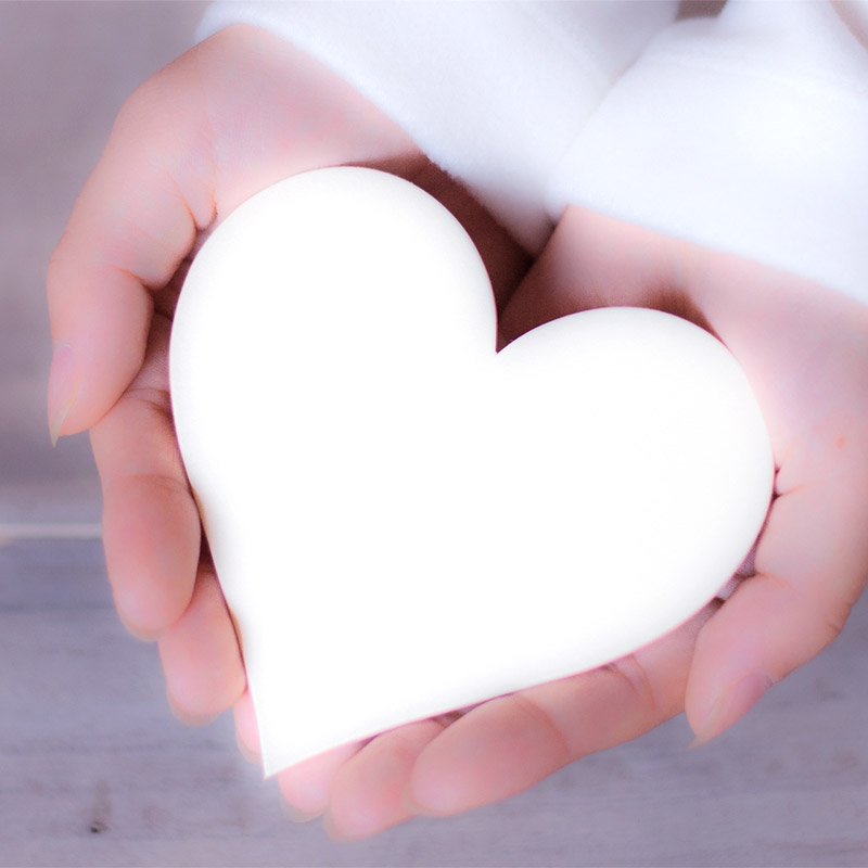 ハートを手に持つ女の子