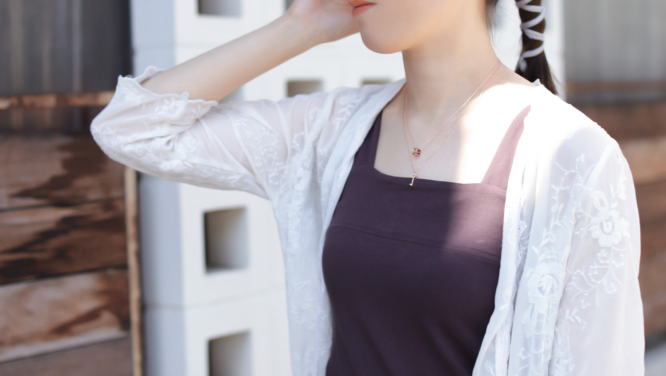 ピンクゴールドのネックレスの重ね付け